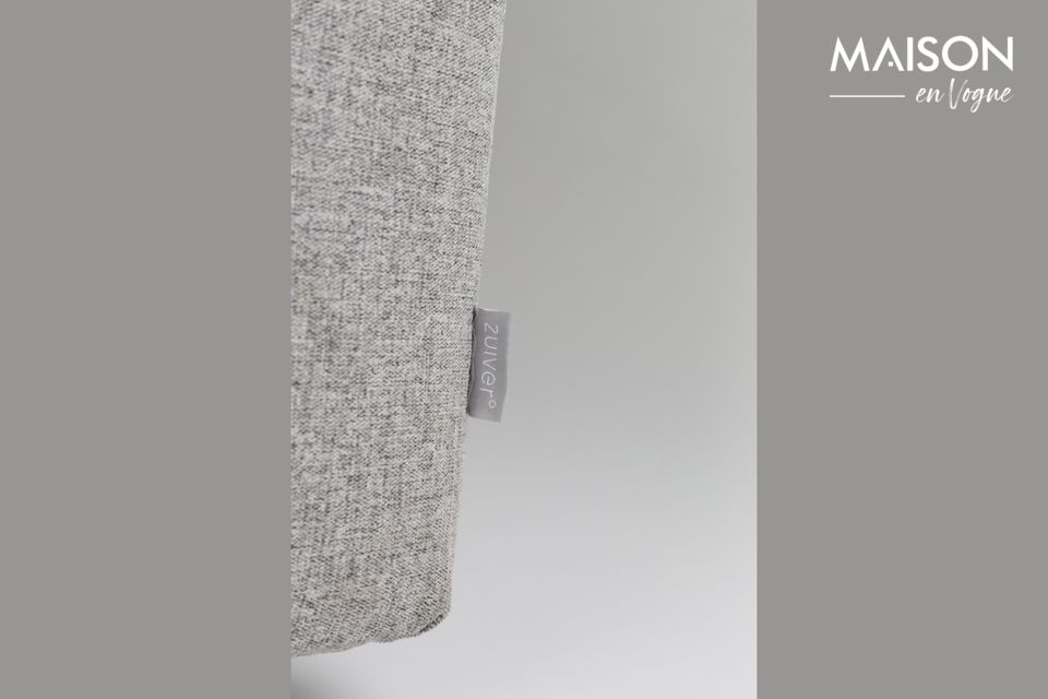 Die reinen Linien und die graue Farbe verleihen dem Sofa einen minimalistischen Stil