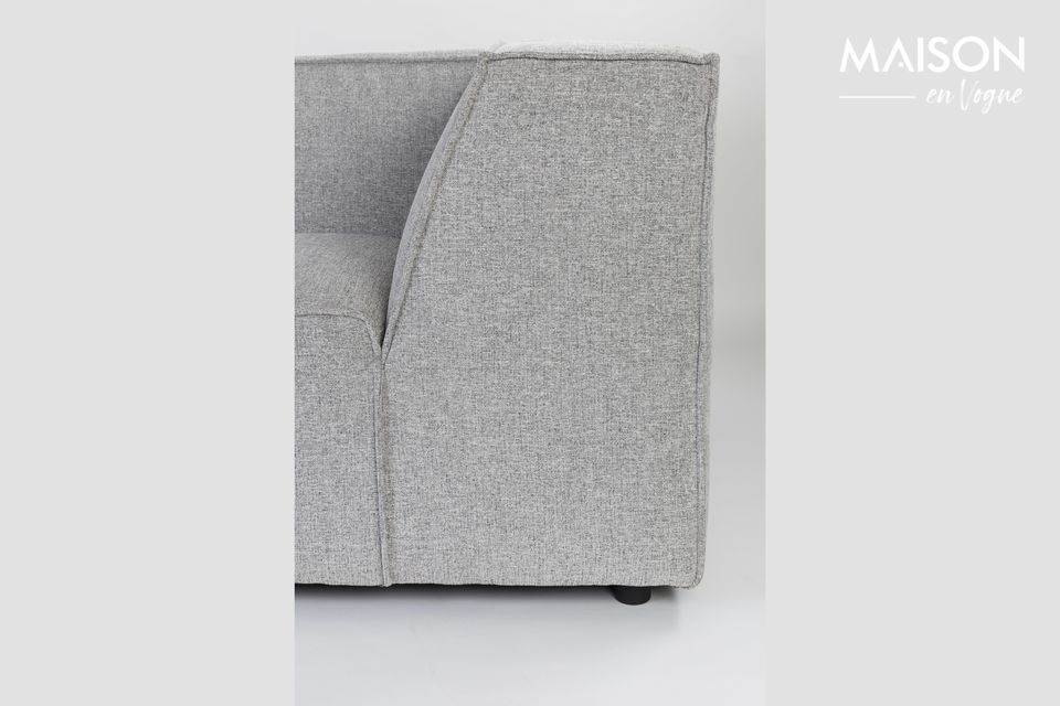 Dieses Sofa bietet Platz für 3,5 Erwachsene, ohne dass sie sich gegenseitig im Weg stehen