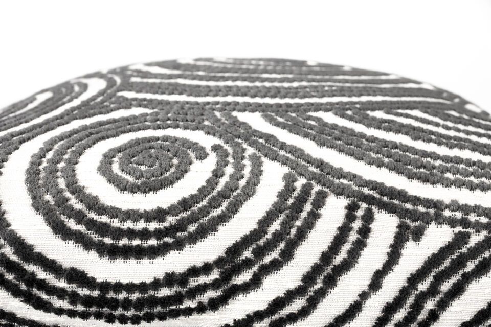 Hergestellt aus luxuriösen Stoffen aus Belgien und gefüllt mit recyceltem Kaltschaum aus den
