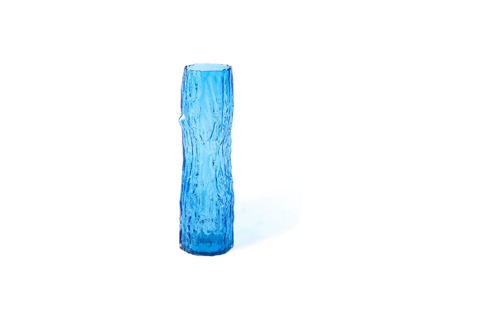 Mit ihrem hellen Blau und der originellen Form sticht die Vase im Raum sicher hervor