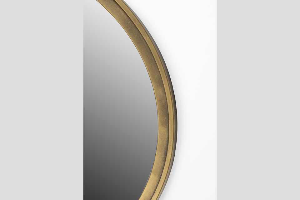 Dieser Spiegel vereint Chic und Eleganz dank seiner bronzefarbenen Eisenstruktur und seines