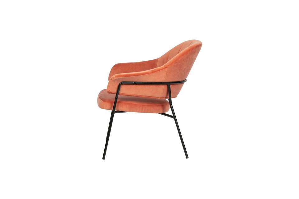 Dieser atypische Stuhl bietet eine umhüllende Sitzfläche mit Ton-in-Ton-Steppungen