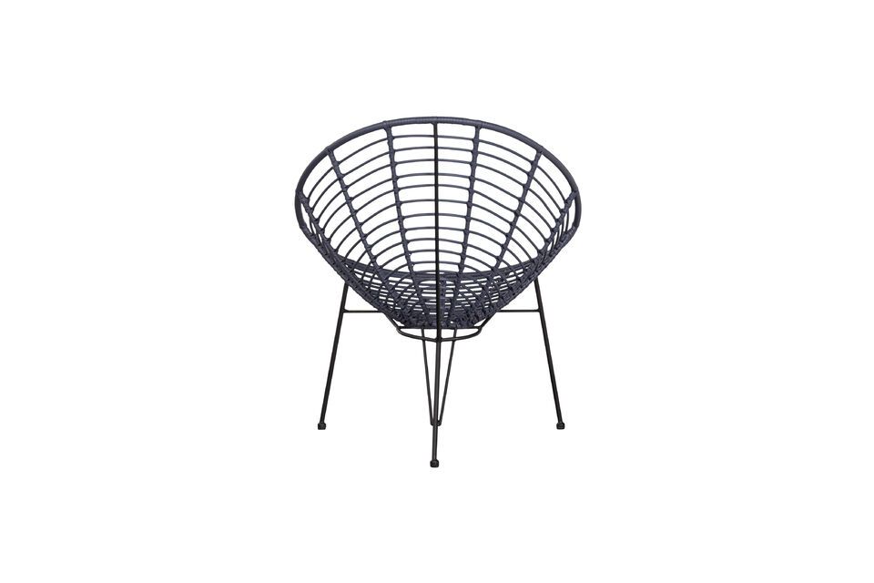 Das Gestell des Stuhls besteht aus schwarzem Metall und sorgt für einen eleganten Kontrast