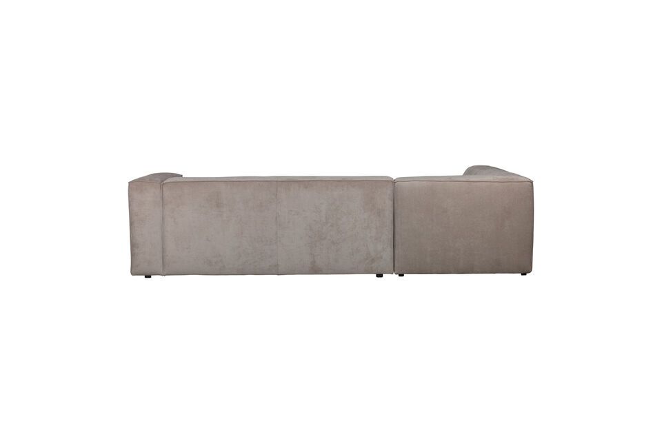 Mit einer Sitzhöhe von 42 cm und einer Sitzbreite von 161 cm bietet dieses Sofa viel Platz für