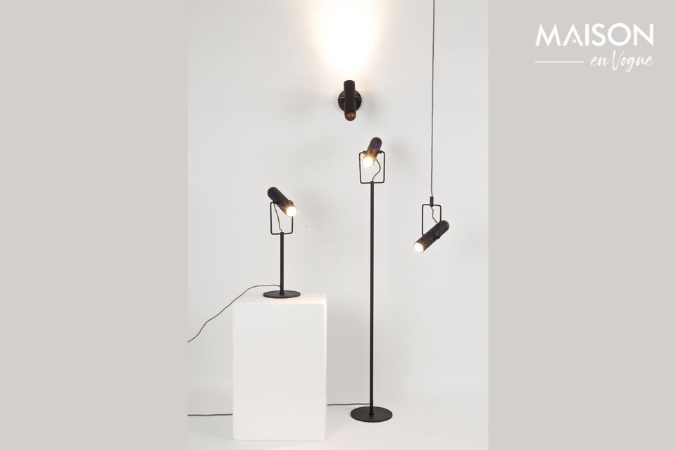Mit der schwarzen Marlon-Wandleuchte bietet die Marke Zuiver eine ideale Lichtquelle in einem Flur