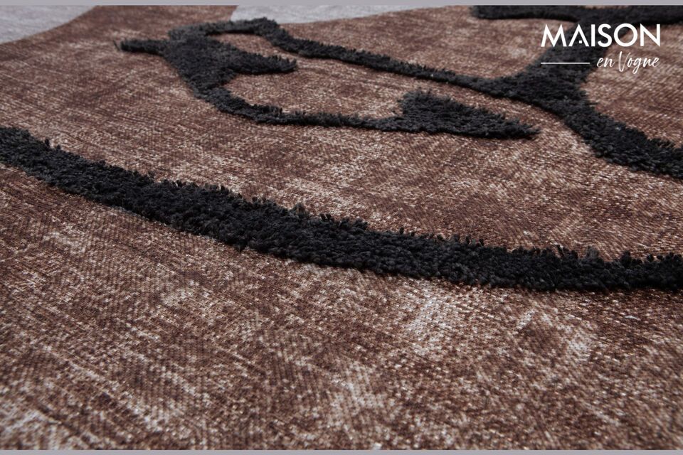 Dieser weiche Teppich aus Wolle und PES hat ein großes Muster in Sand- und Ockertönen