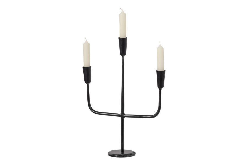Der aus schwarzem Metall gefertigte Kerzenständer ist 40 cm hoch, 29 cm breit und 10 cm tief