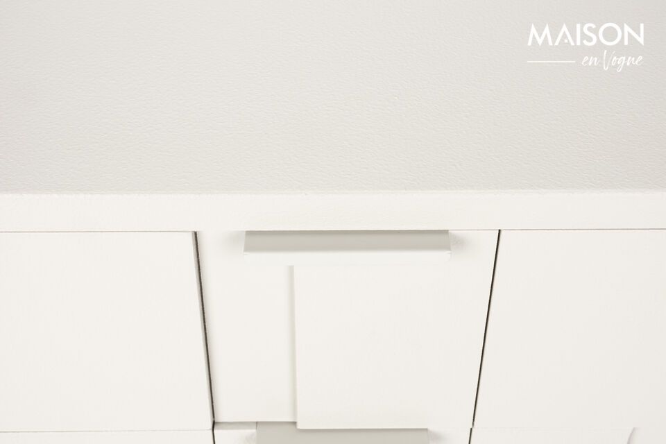 Der Tisch ist aus MDF gefertigt und vereint optische Leichtigkeit und Robustheit mit einer glatten
