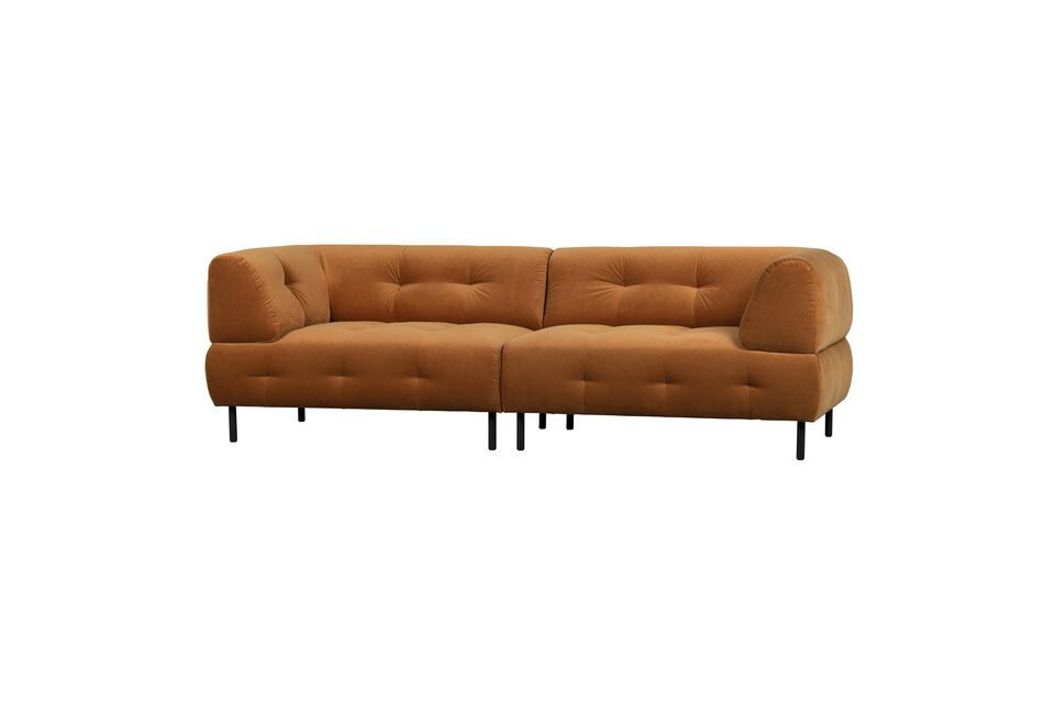 Dieses große Sofa mit vier Sitzplätzen ist attraktiv und hat eine großzügige Größe