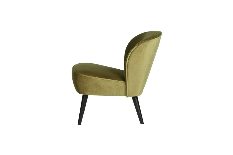 Der Sessel Sara aus olivgrünem Samt ist bequem und elegant und hat eine schlanke