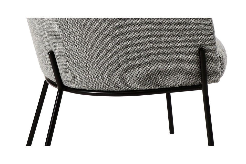 Der Sessel ist in Form und Farbe nüchtern und wird leicht seinen Platz bei Ihnen zu Hause finden
