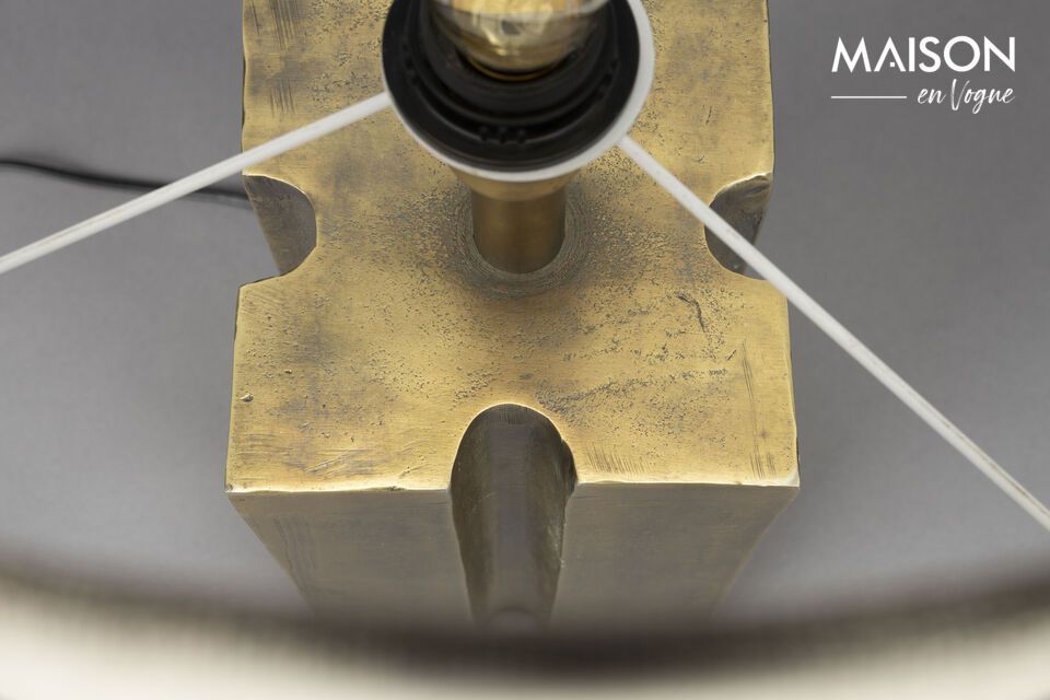Das beruhigende Beige ihres Aluminiumkörpers lädt zusammen mit der subtilen Textur des