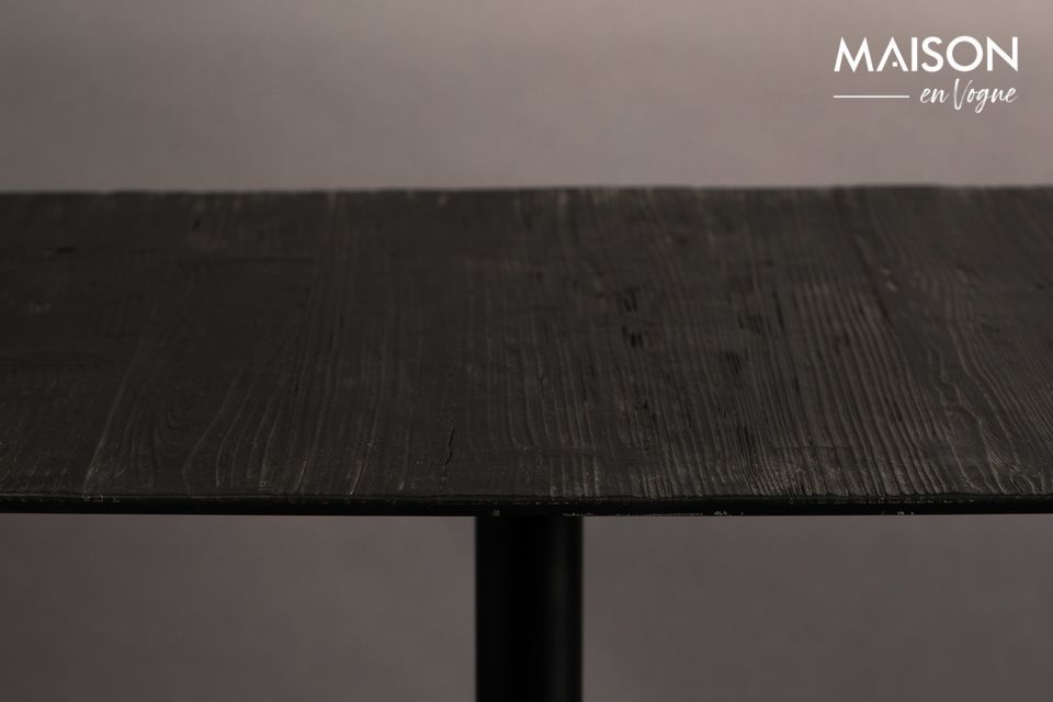 Dieses Möbelstück kombiniert auf elegante Weise eine Kiefernholzplatte und ein schwarzes