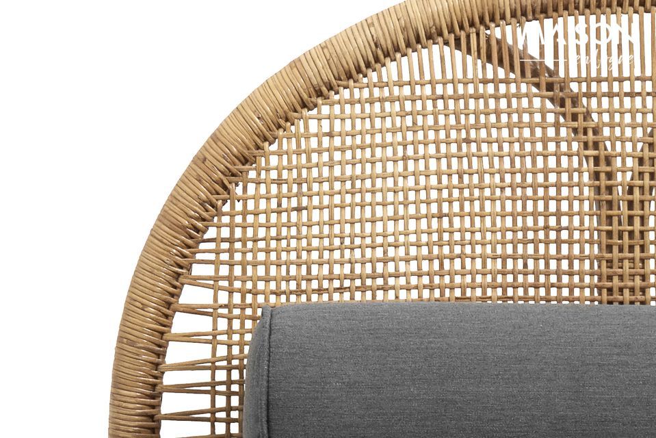 Nordal hat eine schöne Bank im Meridian-Stil aus leichtem Rattan designed