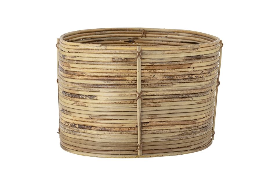 Dieser Korb mit einem sehr schönen natürlichen und rustikalen Aussehen besteht aus Rattan