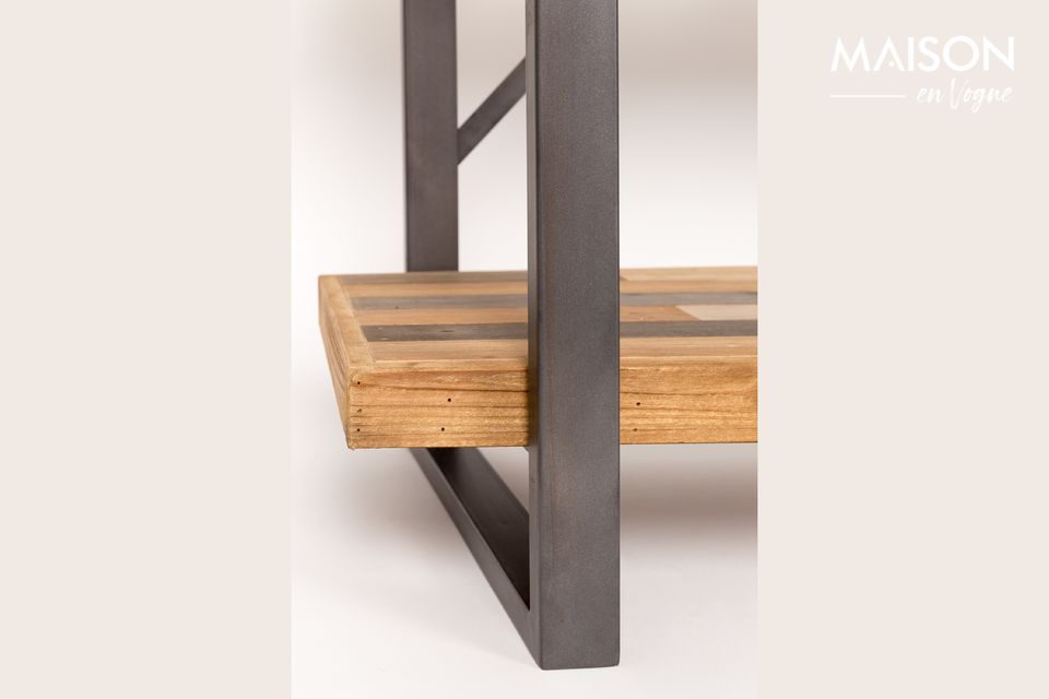 Dieses Regal aus grauem Metall und Naturholz besteht in der Tat aus vier dicken Brettern aus