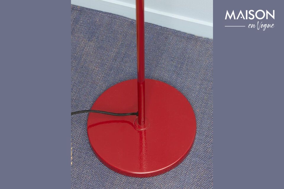 Das rote Metalldesign der Stehleuchte bietet einen gewagten Look