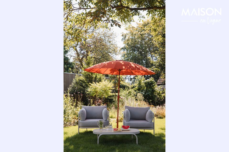 Roter Schatten, gemeinsame Momente unter der Sonne.