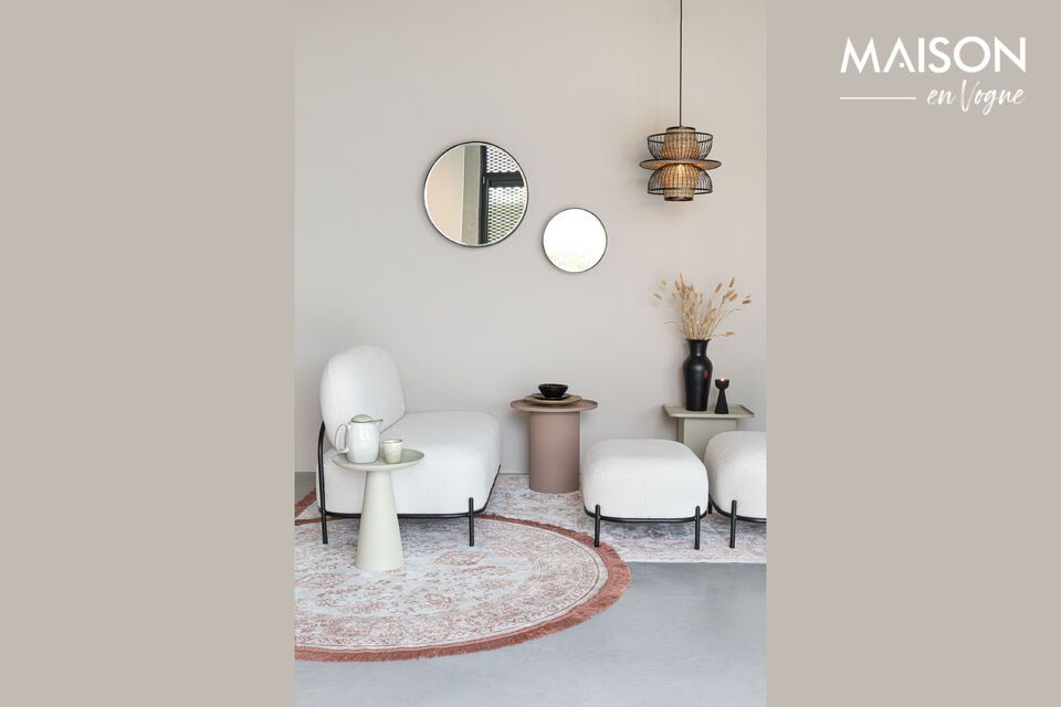 Entdecken Sie mit unserem runden Beistelltisch aus Metall in elegantem Rosa ein ideales Accessoire