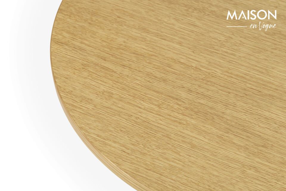 Er wird in einer Höhe von 40 oder 45 cm angeboten und verfügt über eine elegante X-förmige