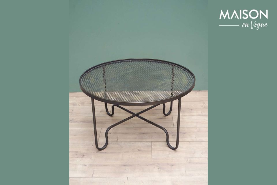 Runder Metalltisch in zeitlosem Stil