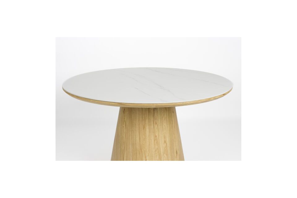 Mit einem Durchmesser von 115 cm bietet dieser Tisch viel Platz für Familie und Freunde und lässt