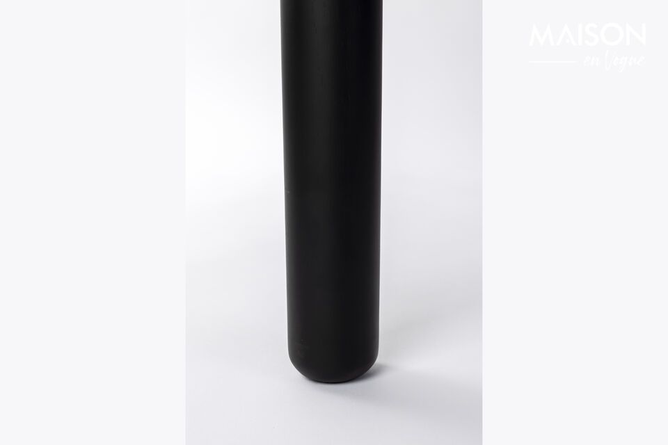 Der runde Tisch Storm von Zuiver verbirgt mit seinem schlichten Design und seinen luftigen Linien