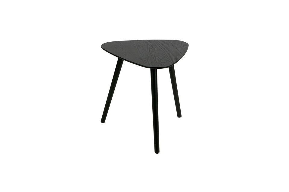 Die Tische haben eine schwarze Oberfläche, die ihnen ein elegantes Design verleiht