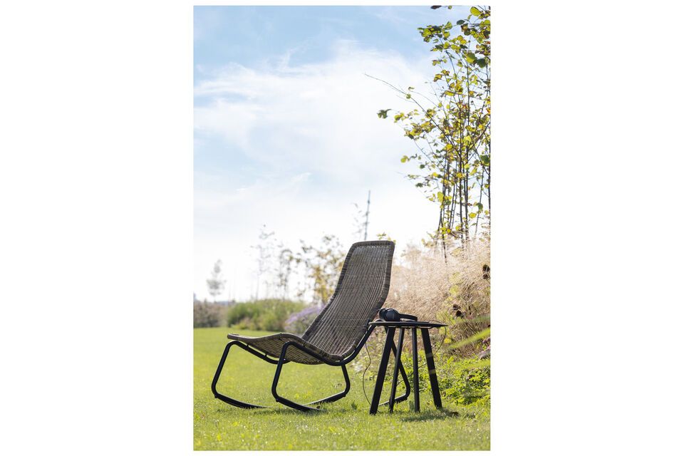 Gönnen Sie sich einen Moment der Entspannung in Ihrem Garten mit dem Schaukelstuhl Tom! Dieser