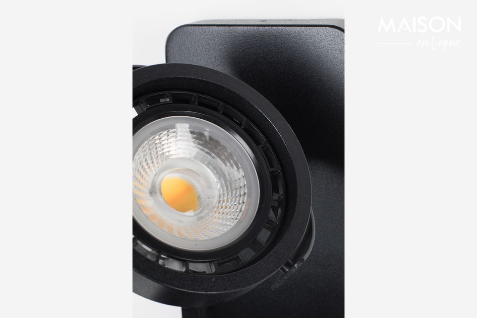 Diese Leuchte aus schwarz lackiertem Aluminium bietet zwei Lampen mit niedriger Intensität