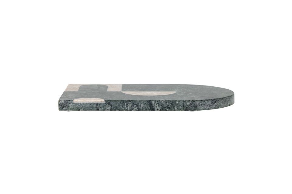 Mit seinen großzügigen Abmessungen von 30 cm Länge und 20 cm Tiefe bietet es ausreichend Platz