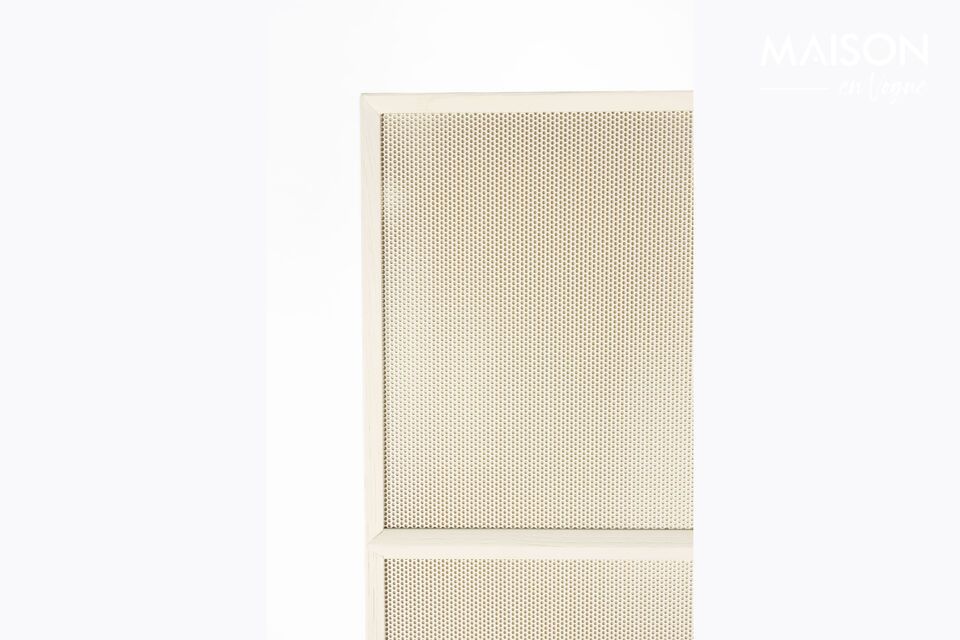 Mit seinen Maßen von 60 x 45 x 180 cm nimmt er einen leichten Raum ein