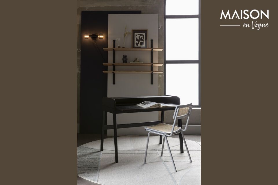 Seine elegante schwarze Farbe und das Holzdesign verleihen ihm einen modernen Look