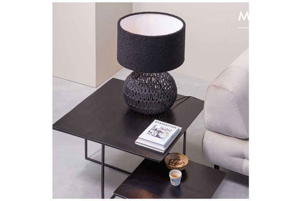 Diese schwarze Rattanlampe Macy wird bei einem Abend mit der Familie oder mit Freunden die Blicke