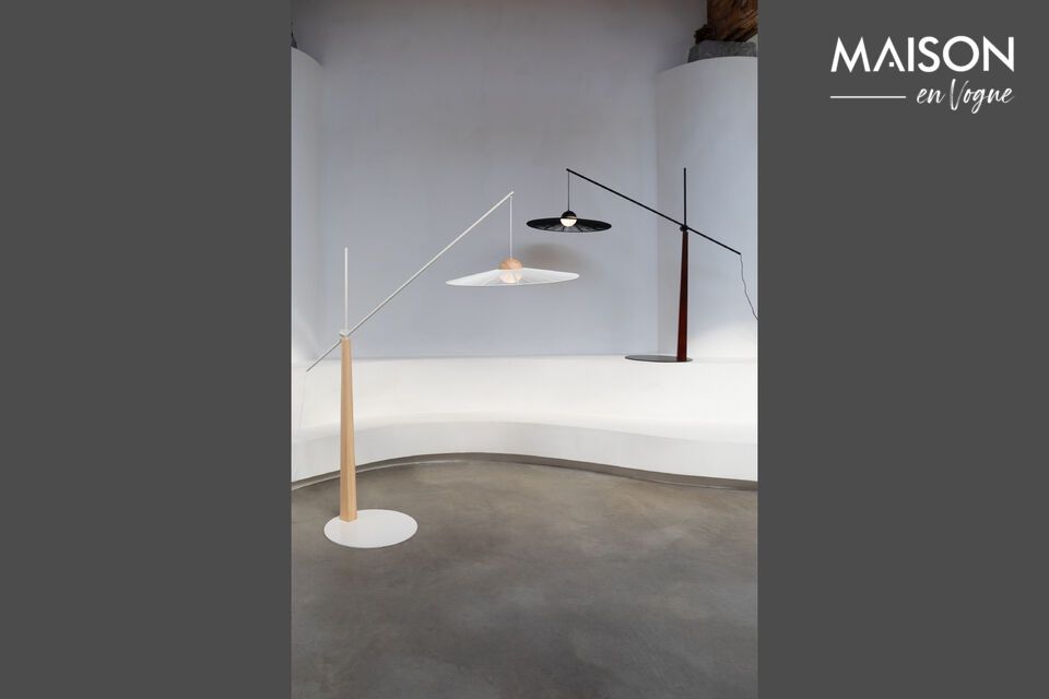 Die Lampe mit ihrem robusten Eisenkörper hat einen Lampenschirm aus gewebtem Seil