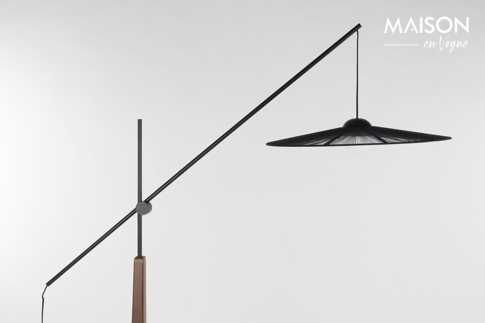 Dieser hängt sanft über seiner Lichtquelle und sorgt für eine sanfte und warme Lichtverteilung