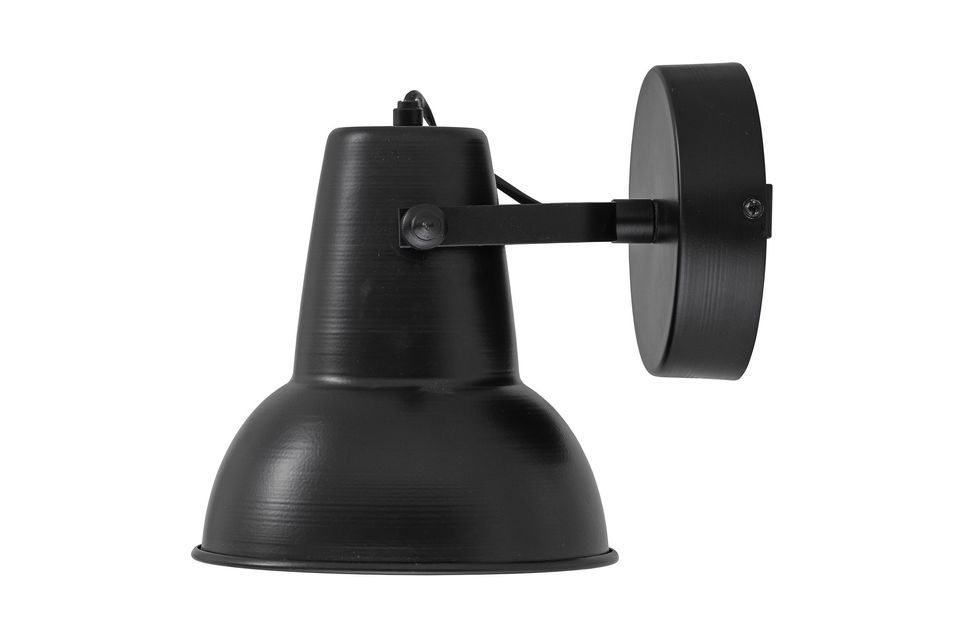 Die Wandleuchte Nikos von Bloomingville ist eine schwarze Metalllampe