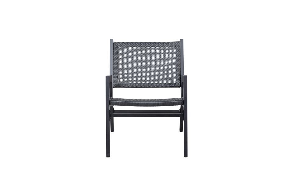 Der Sessel besteht aus Aluminium mit einer mattschwarzen Beschichtung und lässt sich leicht an den
