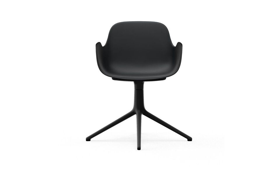 Der von Simon Legald entworfene Sessel Form hat einen umhüllenden
