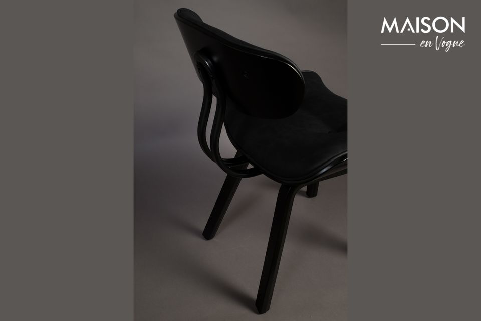 Inspiriert von den 50er Jahren, hat dieser Lounge-Sessel eine sattelförmige Sitzfläche
