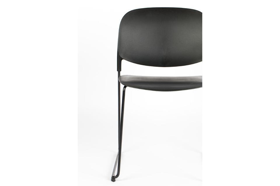 Eleganter Stuhl mit feinen pulverbeschichteten Stahlbeinen