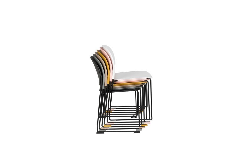 Der schlanke und elegante Stacks-Stuhl passt perfekt ins Wohnzimmer