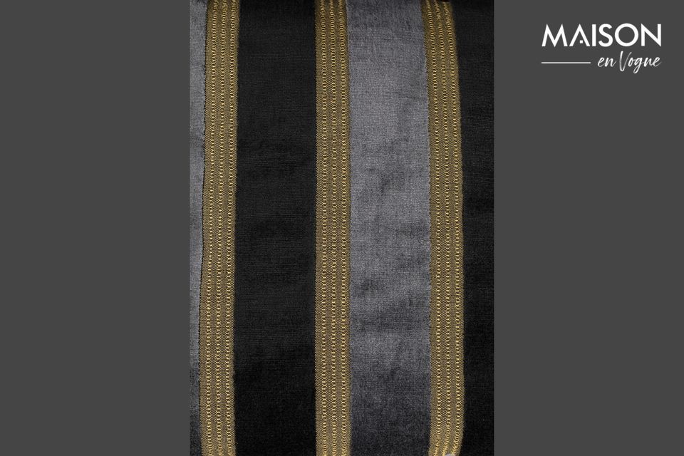 Sein dicker Samtstoff ist mit Streifen in Schwarz, Grau und Gold für ein schickes Design verziert