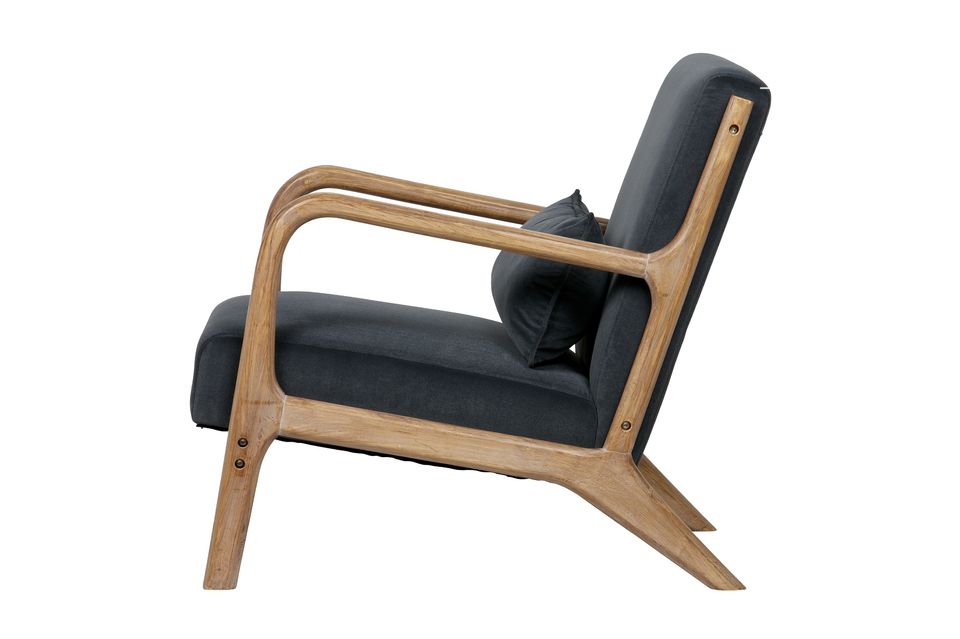 Die Armlehnen, Füße und das Gestell dieses bequemen Sofas sind aus Gummibaumholz gefertigt