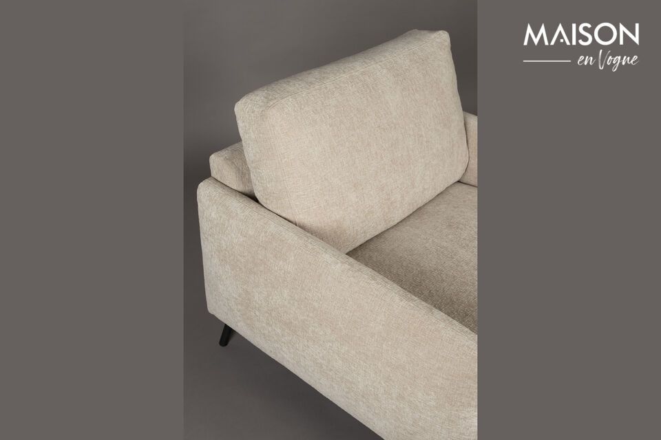 Bequemlichkeit und Eleganz mit dem Sessel aus beigem Stoff.