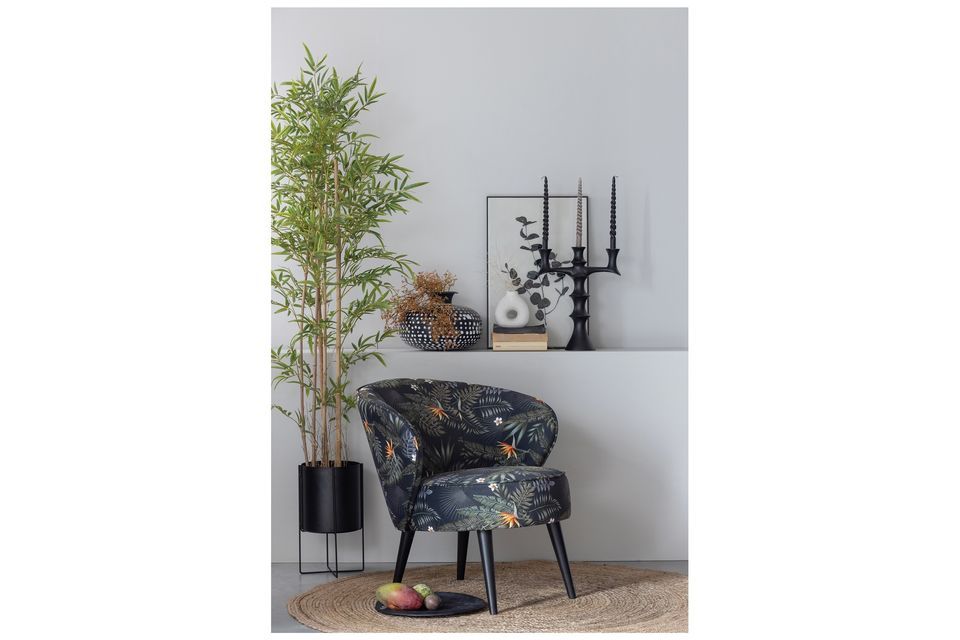 Eleganter Sessel aus Samt mit Blumenprint und Holzbeinen