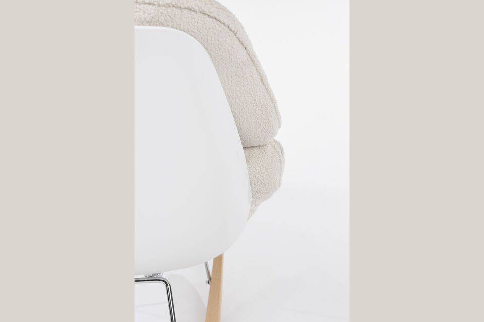Der schlichte und elegante weiße Stoffsessel Rocky ist die perfekte Ergänzung für jede moderne