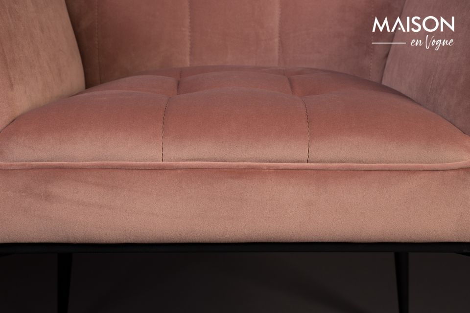 Platzieren Sie diesen angenehm gepolsterten Sessel im Wohnzimmer