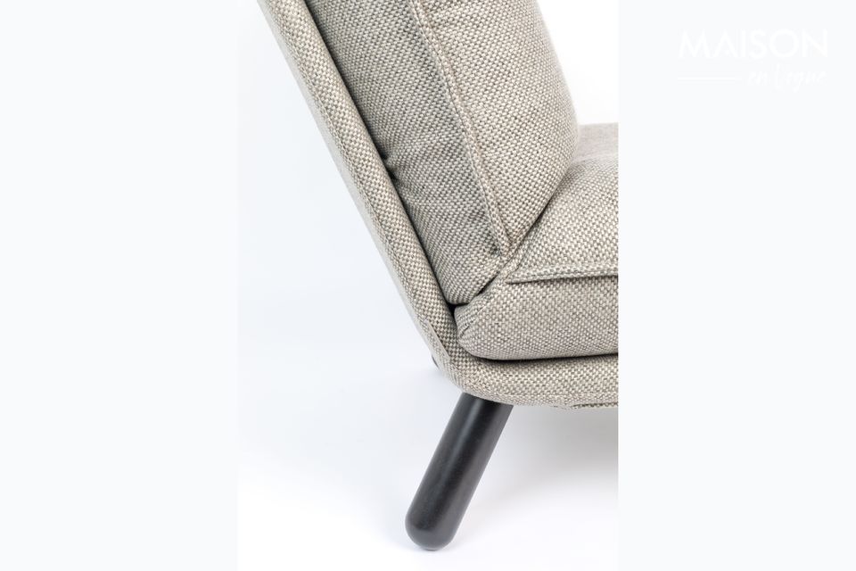 Der graue Stoff drückt dieser weiche Stuhl eine warme