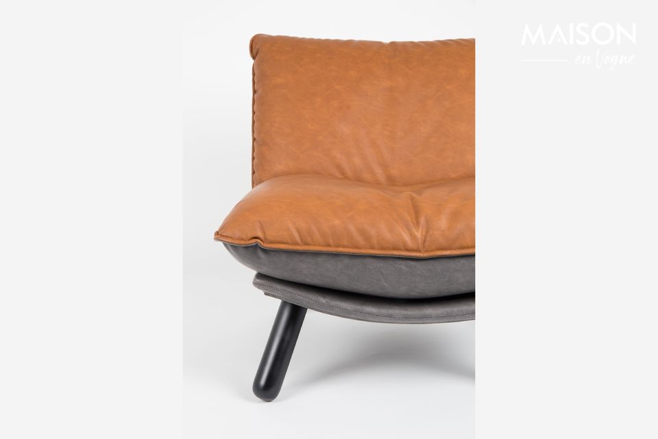 Die übergroßen Leder- und schaumstoffgefüllten Kissen bieten optimalen Sitzkomfort